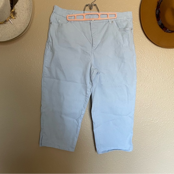 Women’s Gloria Vanderbilt “Amanda” Baby Sky Blue Jean Capris Bermuda - Picture 6 of 11